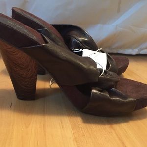 NWT Xhilaration Brown sandals