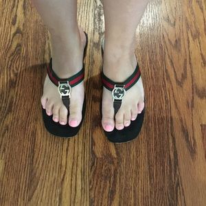 Classic colors: Gucci flip flops