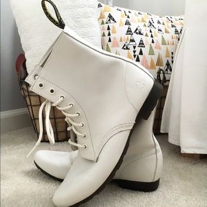 WHITE AIRWAIR DR. MARTENS BOOTS, SIZE 6