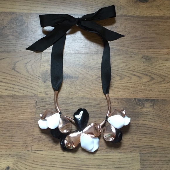 Adorable bow tie necklace 🎀