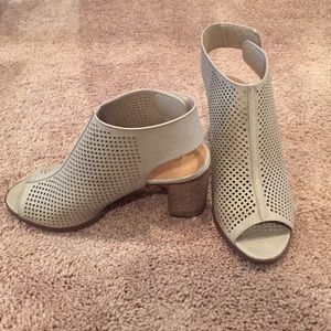 Brand new chic sandsls