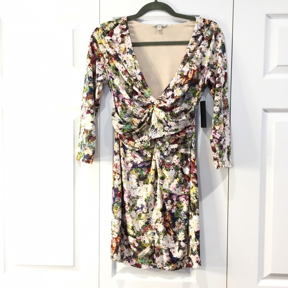 NWT 🏷✨ GUESS 3/4 Sleeve Plunging V-Neck Dress