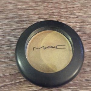 New! MAC Eyeshadow color: Gorgeous Gold