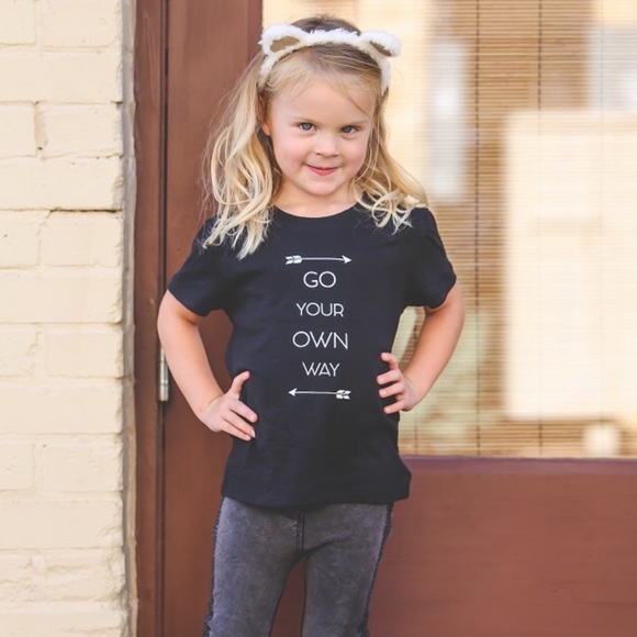 Go your own way ↗️ basic black graphic tee - Picture 2 of 4