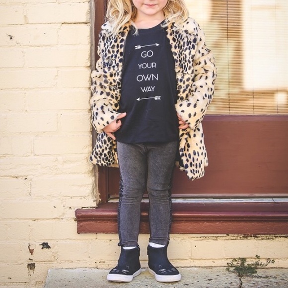 Go your own way ↗️ basic black graphic tee - Picture 3 of 4