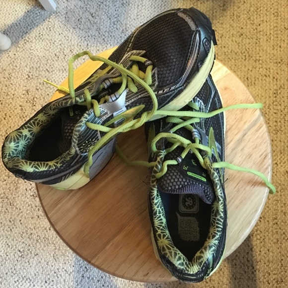 Athletic shoes