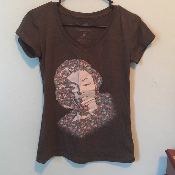 V-neck short sleeved Marilyn Monroe t-shirt