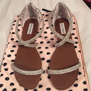 🎀FINAL SALE🎀 Steve Madden Silver Zsasa Sandals