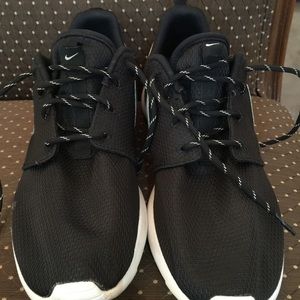 Like new Women's Nike Roshe black shoes