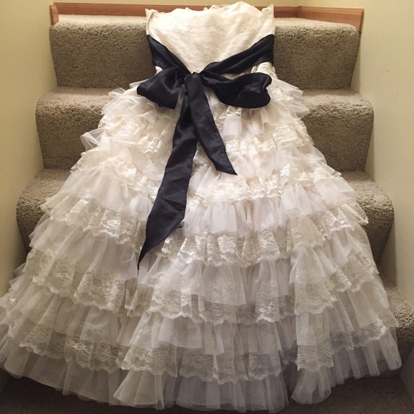 Creme Prom or Homecoming Dress - Picture 2 of 4