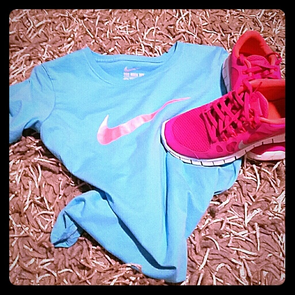 The NIKE Tee - Picture 1 of 3