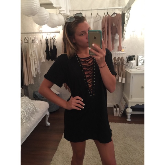 The deep V tee - Picture 4 of 4