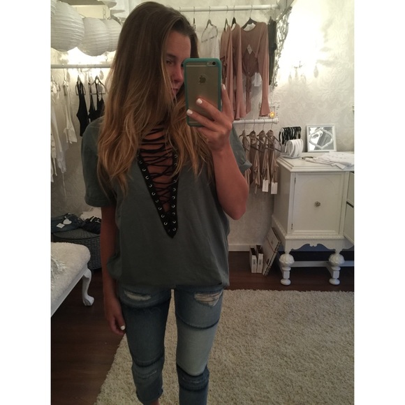 The deep V tee - Picture 2 of 4