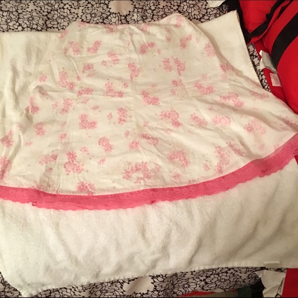 Floral skirt by Forever 21. Size XS-S.