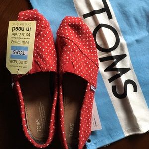 NEW Toms shoes in super cute red dots size 9