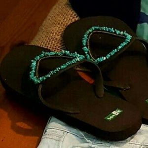 Sanuk brand new flip flops