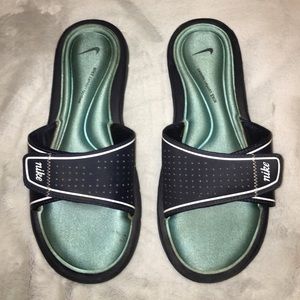 NIKE SLIDES