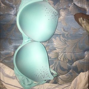 Never worn! makes them 2 sizes bigger!