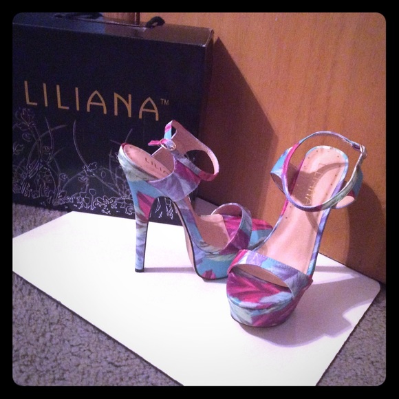 Blue floral heels Sz 7