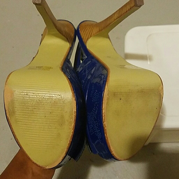 Two Lips Patent Leather Pumo - Picture 3 of 3