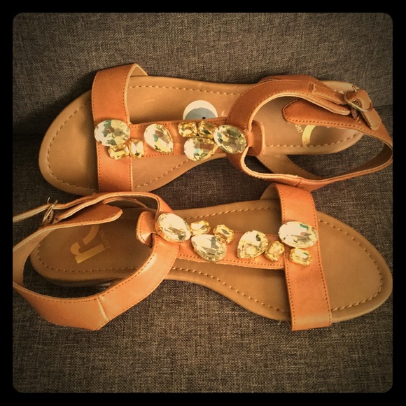 Report Sandals Size 7
