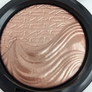 MAC Superb Extra Dimension Skinfinish - No Trades