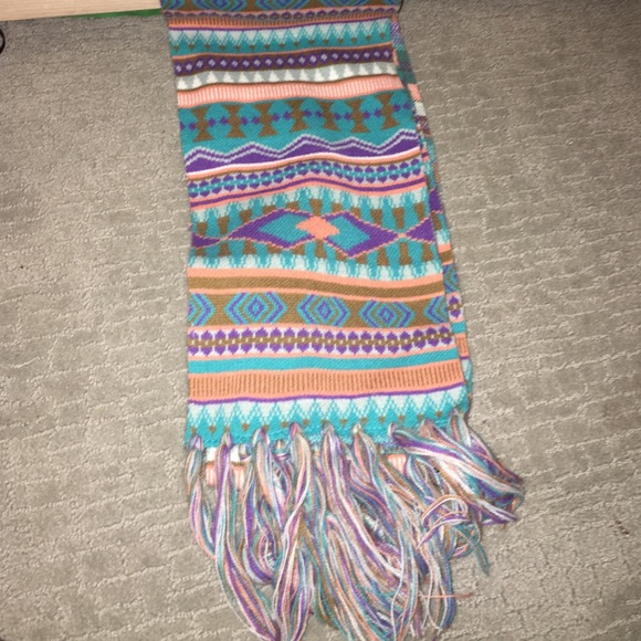 Aztec Design scarf - Picture 1 of 2