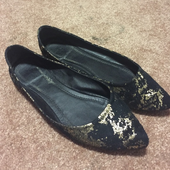 Forever 21 Black and gold flats