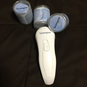 Neutrogena face brush with rejuvenating puffs
