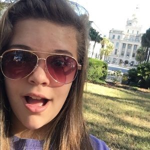 Meet your Posher, Caroline
