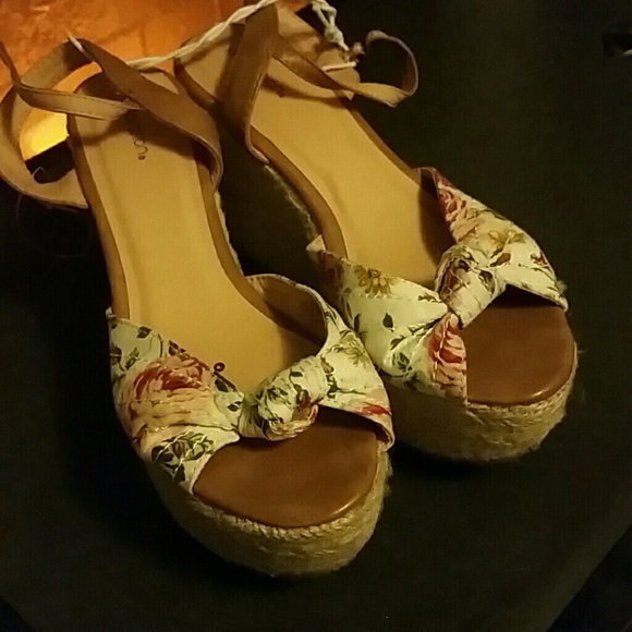 Targrt floral wedges