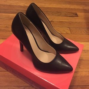 Black pointed toe pump
