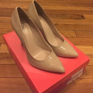 Nude pointed pumps (no box)