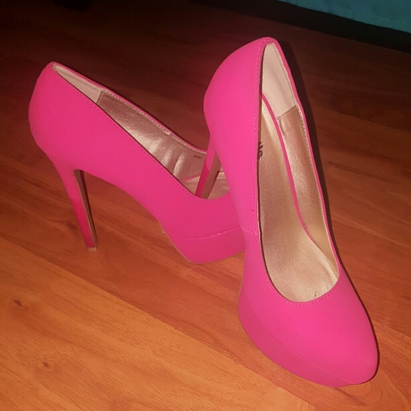 Size 8 hot pink Charlotte Russe pumps!
