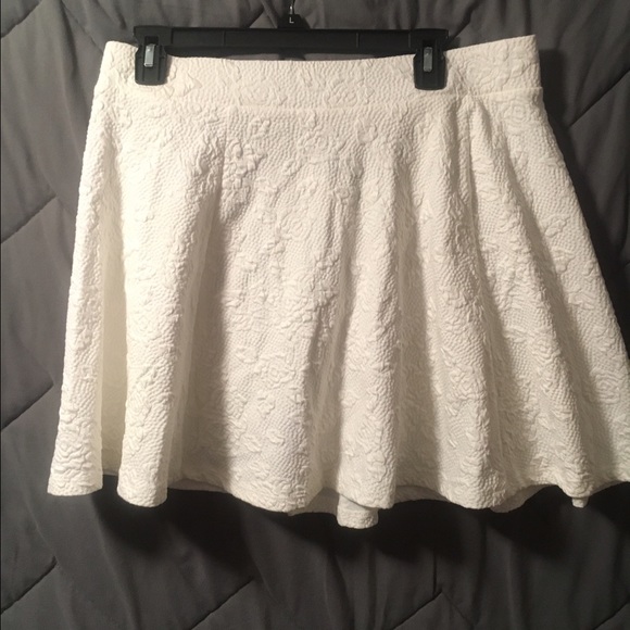 Lovely cream skirt from H&M NWT!!