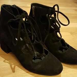 Adorable lace up  bootie!! In great condition!