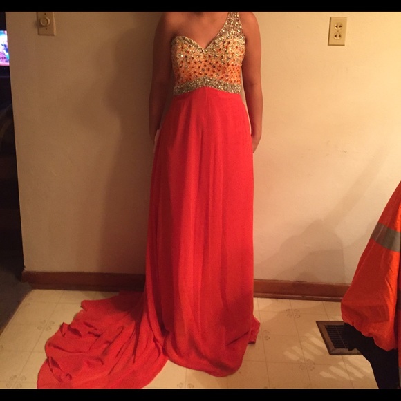 Prom dress-- tags still on it!! never been worn