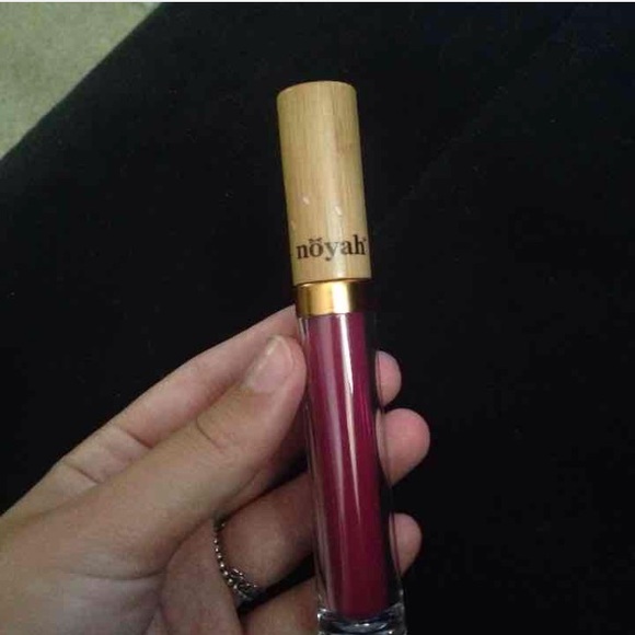Noyah lipgloss