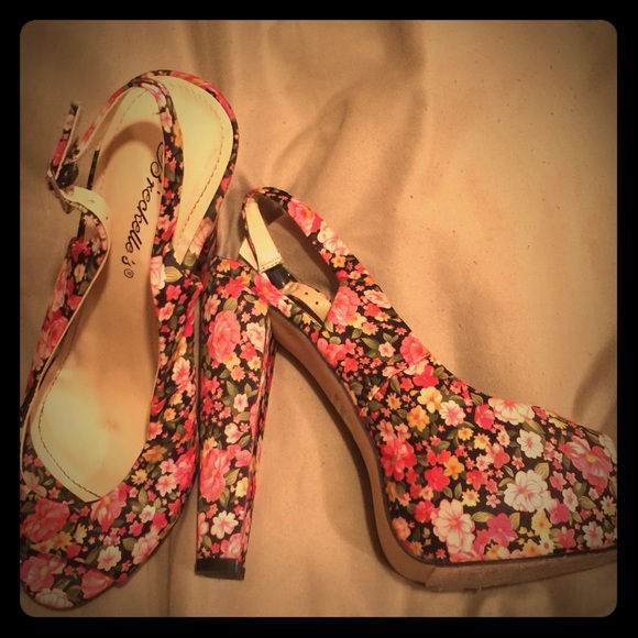 Breckelle's floral heels - Picture 1 of 2