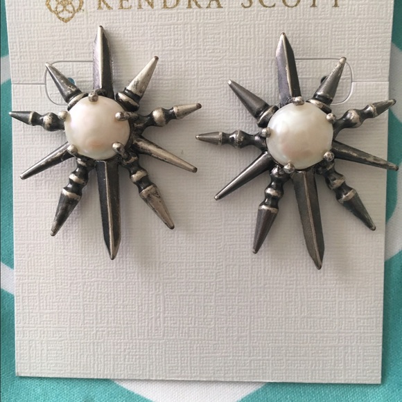 SOLD Kendra Scott Rogan Earrings - Picture 2 of 2