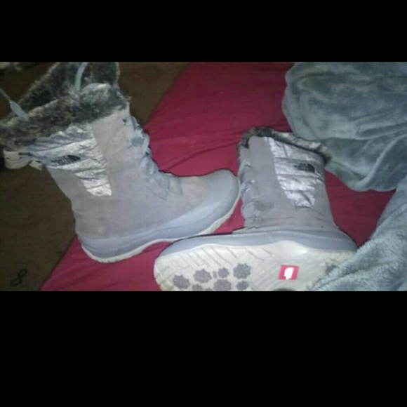 North face winter boots with fir.