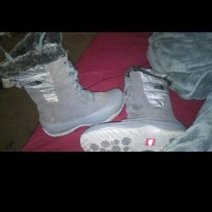 North face winter boots with fir.