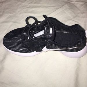 BRAND NEW Black and White Roshe