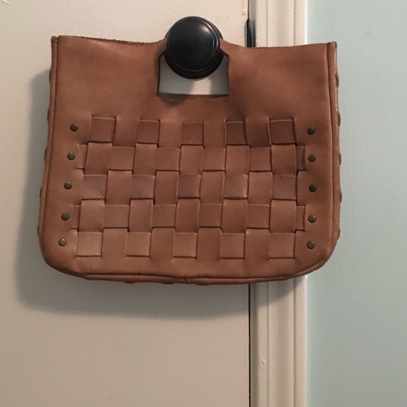 Gap studded clutch