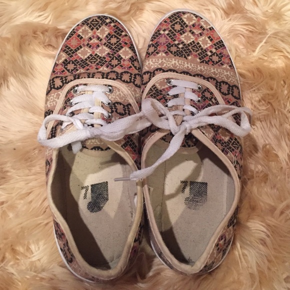 Tribal sneakers✌🏻️💗