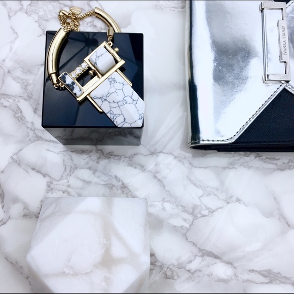 π White Turquoise Marble Spiked Necklace - Picture 4 of 4