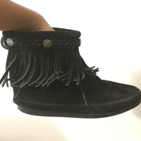 Black booties with fringe!