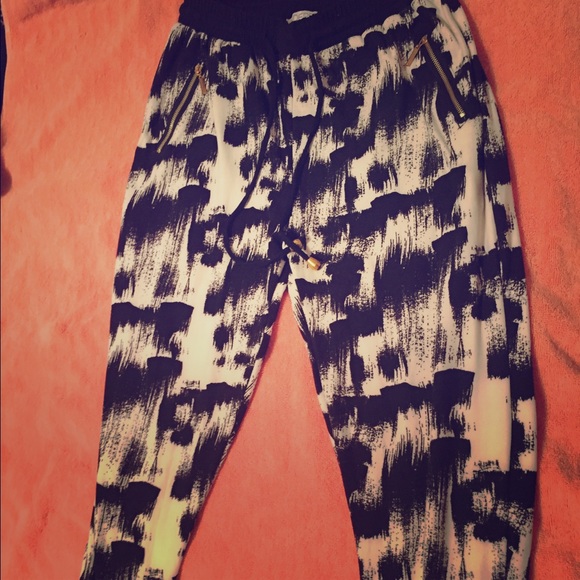 Black and white leggings pants
