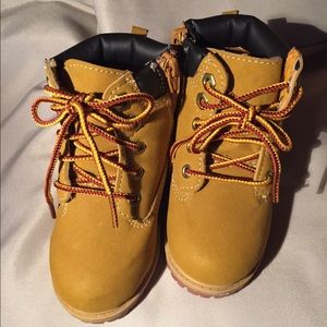 Boys sz-7 Hiking Boots