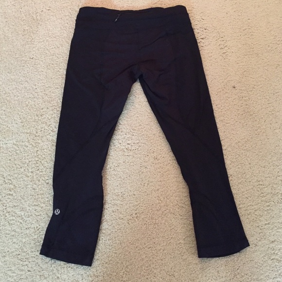 ***SOLD*** Lululemon black crop pants - Picture 3 of 3